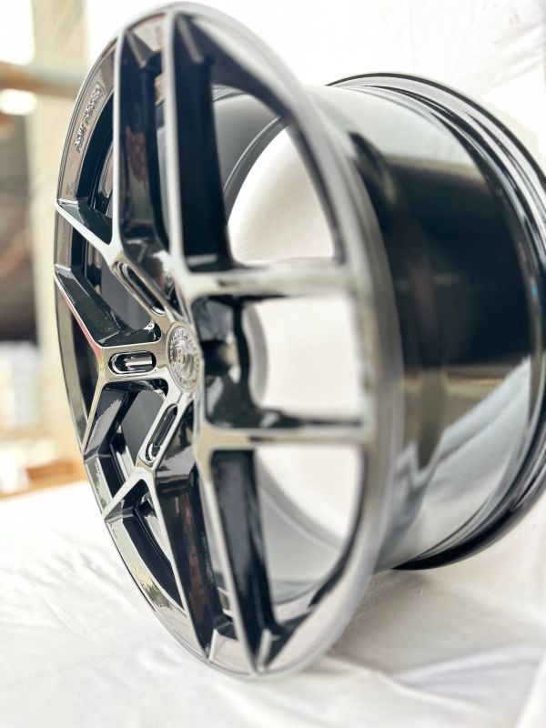 FA833	R20 8,5J	ET38	5x114,3	73,1	GLOSS BLACK