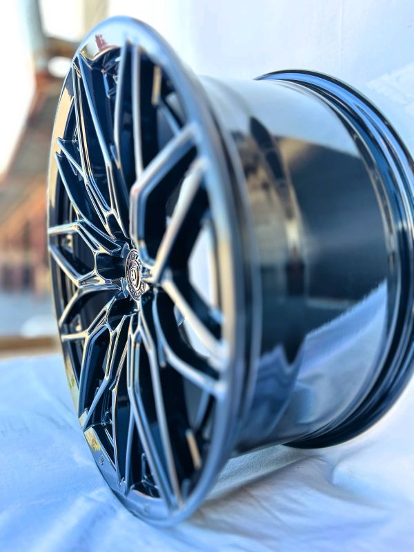 F9797	R19 8,5J	ET35	5x114,3	73,1	GLOSS BLACK