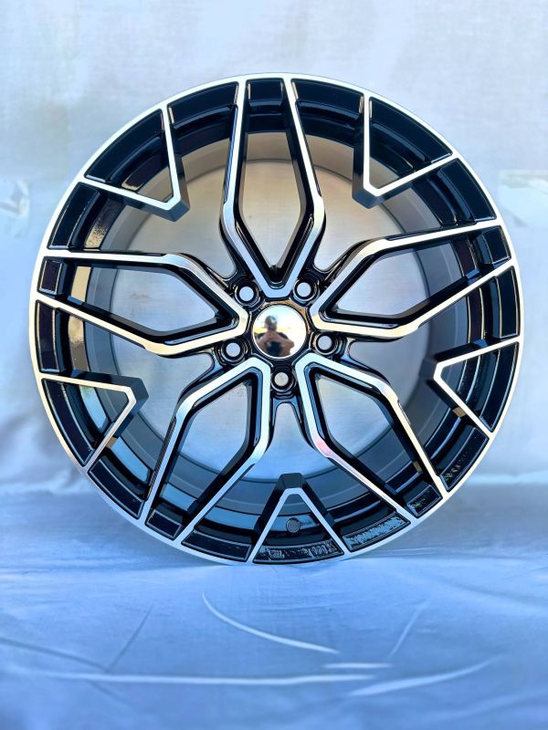 F8621	R18 8,5J	ET35	5x112 / 5x114,3 ( 5x113 )	73,1 black machined face