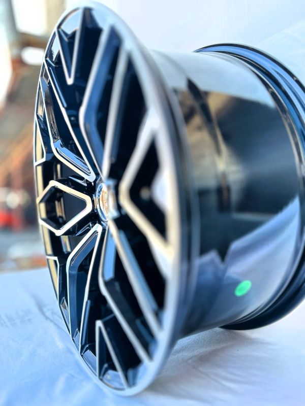 F8621	R18 8,5J	ET35	5x112 / 5x114,3 ( 5x113 )	73,1 black machined face