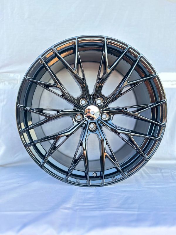 0387	R20 8,5J	5x112	ET25	66,6 	GLOSS BLACK
