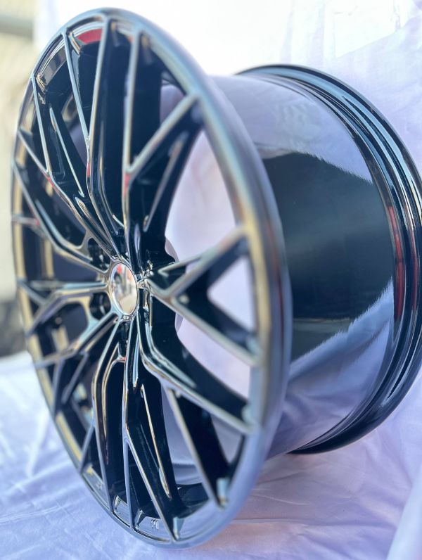 0387	R19 8,5J	5x114,3	ET40	67,1 	Gloss Black