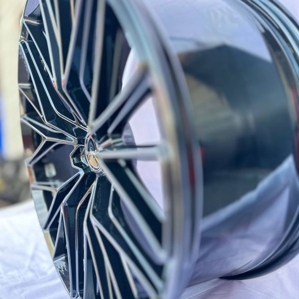 0376	R19 8,5J	5x112	ET38	73,1 	GLOSS BLACK