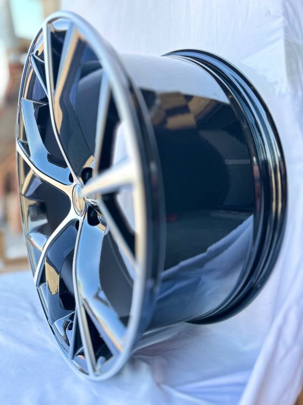 5475	R20 8,5J	5x108	ET40	63,4 	GLOSS BLACK / MACHINED