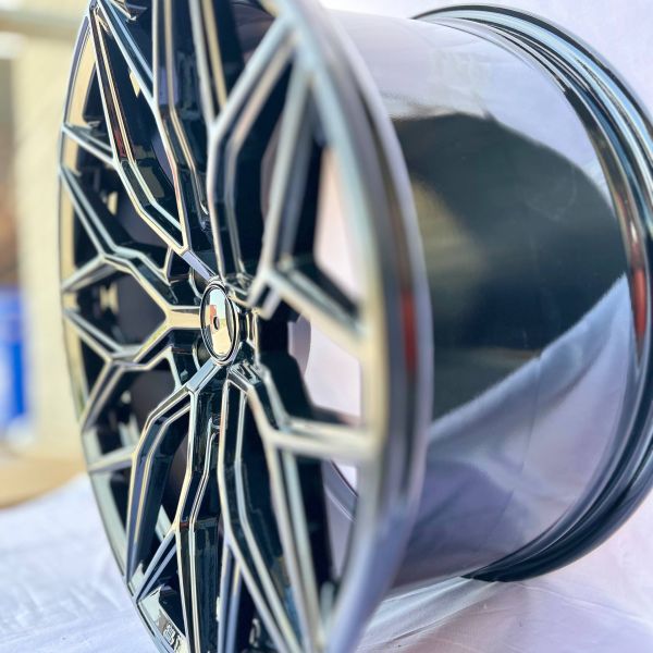 0319	R19 9,5J	5x114,3	ET38	73,1 	GLOSS BLACK