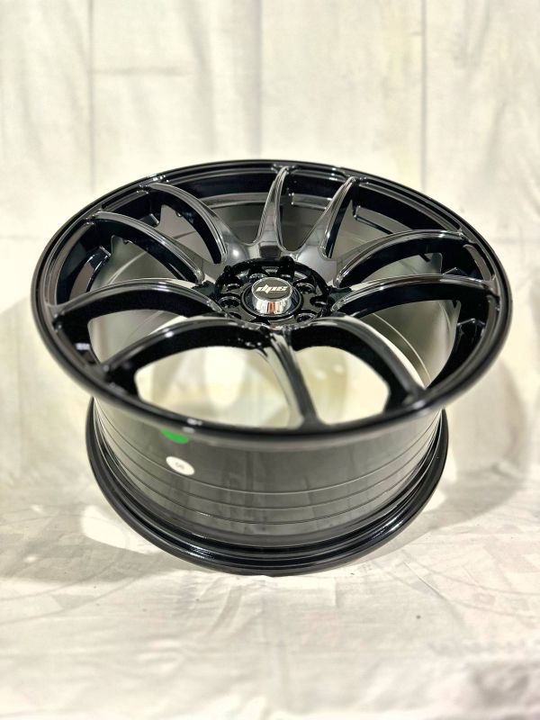 0063	R18 8,5J	5x100 / 5x114,3	ET38	73,1 	Gloss Black