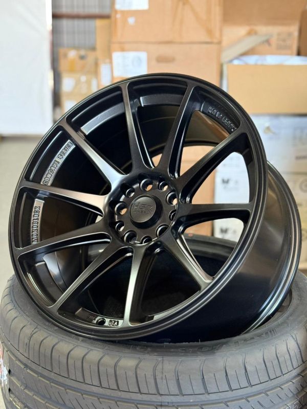 0051 R18 9,5J	5x112 / 5x114,3 / 5x120	ET30	73,1 	BLACK