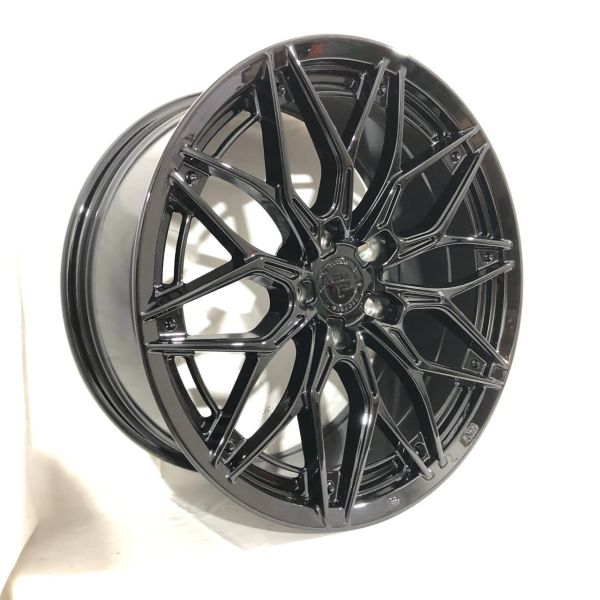 F8797 R18 8J ET35 5X114,3	73,1	Hyper Black