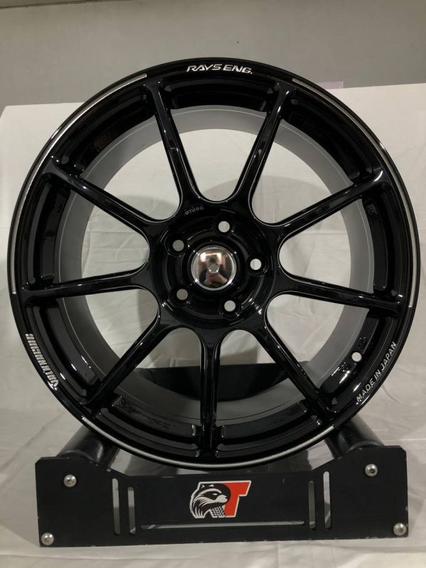 YF9017 R18 8,5J	5x114,3 ET40 67,1 	Gloss Black + Milling