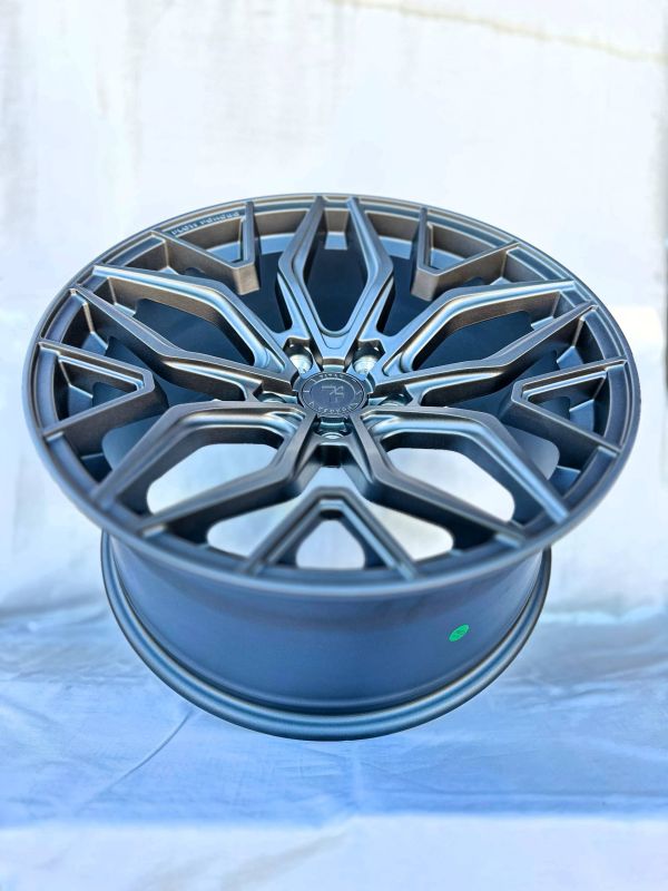 F9753 R19 9,5J ET35	5x120	72,6	Matte Gunmetal