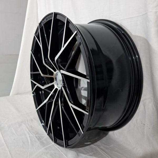 Flow Forged F8831 R18 8J ET35	5x114,3	67.1	BM + BLACK LIP LAQUER COAT