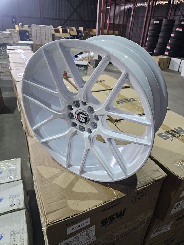 KS010 R18 8J ET35 5x100 / 5x114,3 ЦО73.1 All White
