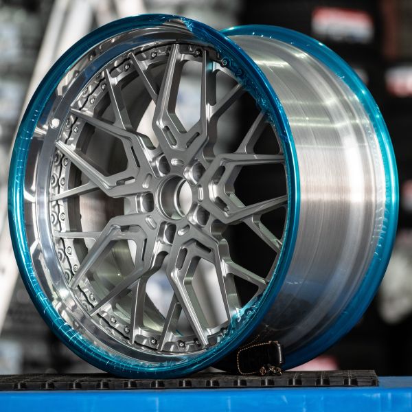 BMW M3 G80 R20 9,5J ET10 / R21 10,5J ET15 5x112 ЦО 66,5 Polished lip + gray center