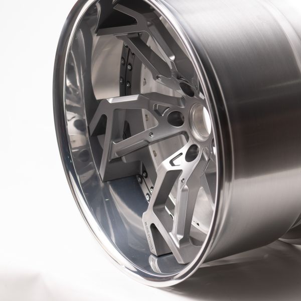 Custom BMW R19 5x120 10-12J ET -10 / -15 ЦО 72,6 Center Gray + Polish lip