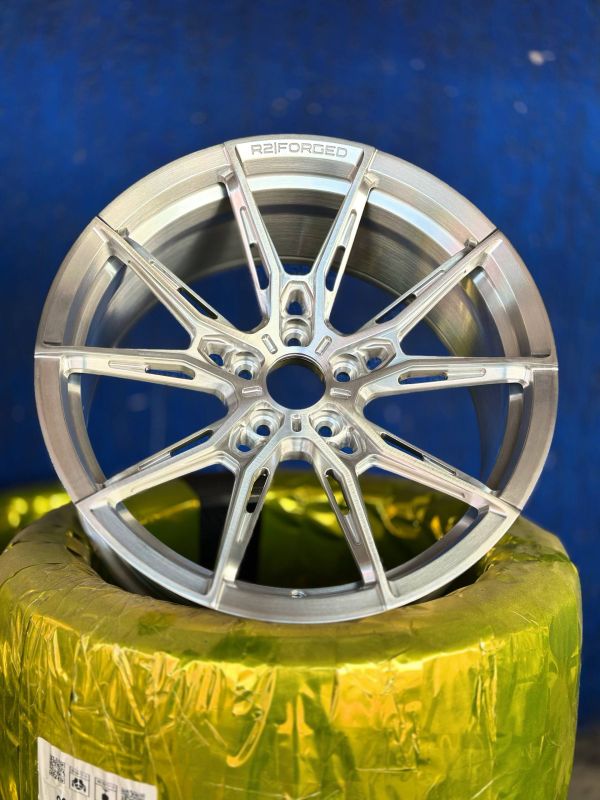 VELIX-X1	Forged	R19 8,5J	5x112	ET22	66,56	brushed silver